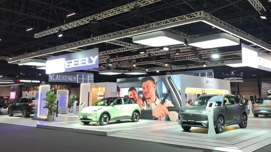 Telão do estande Geely com conteúdo da marca